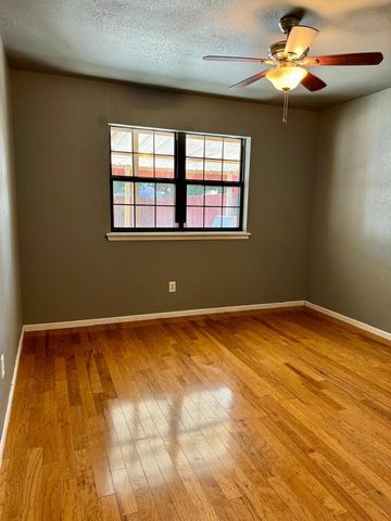 5722 2nd Place, Lubbock, TX 79416