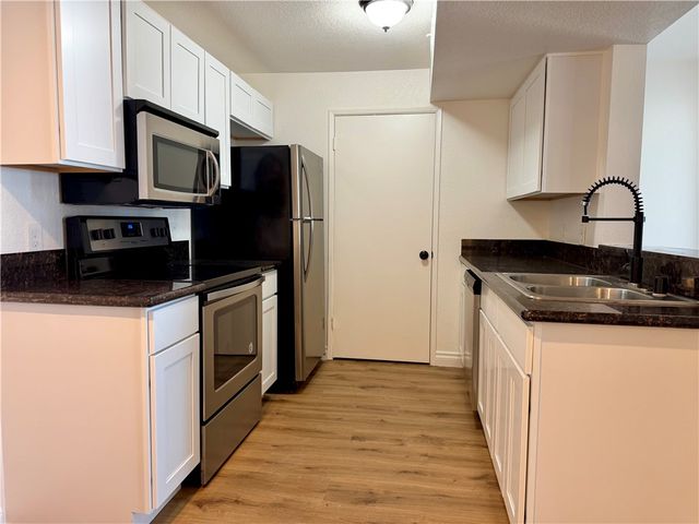 230 Mission Catalina Lane 206, Las Vegas, NV 89107