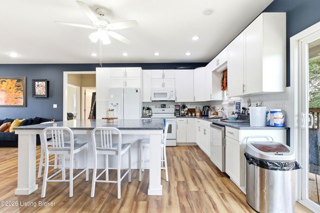 33 Beach Cove Ct, Brandenburg, KY 40108