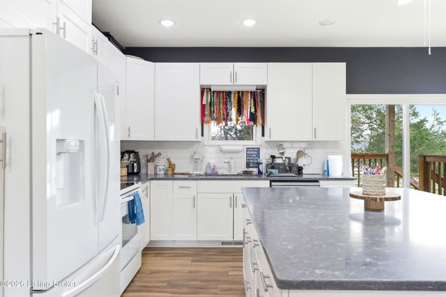 33 Beach Cove Ct, Brandenburg, KY 40108