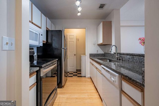 1074 Peachtree Walk NE B418, Atlanta, GA 30309