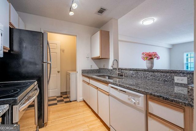 1074 Peachtree Walk NE B418, Atlanta, GA 30309