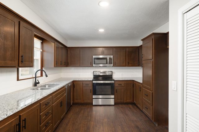 3234 S Danbury Avenue, Springfield, MO 65807