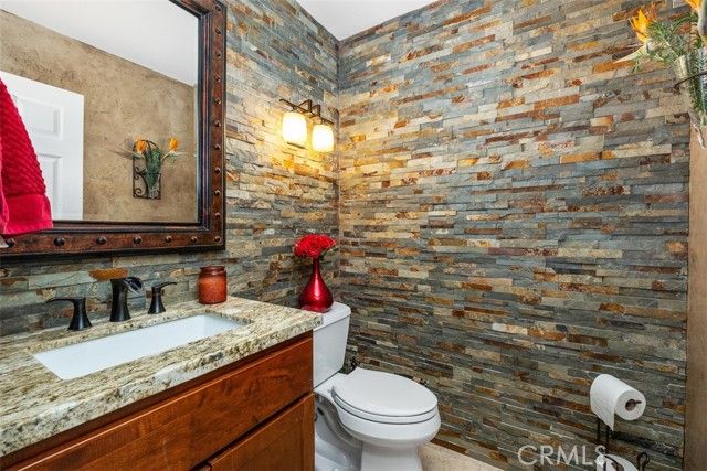 40 Via Barcaza, Laguna Hills, CA 92679