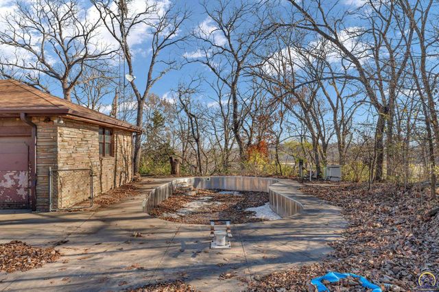 141, 127, 10 AC SW Urish RD, Topeka, KS 66615