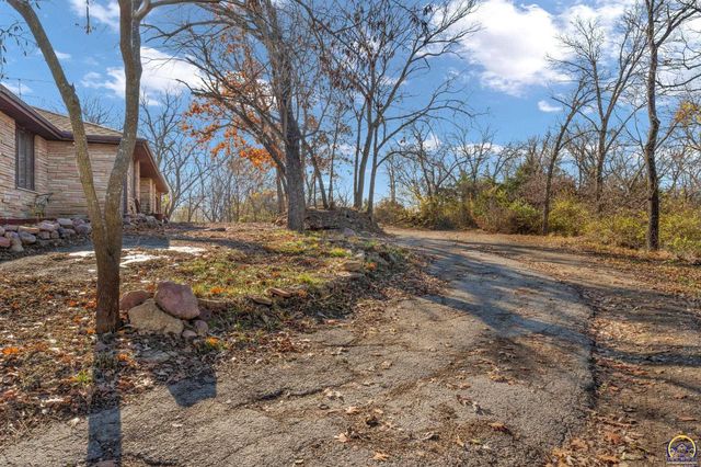 141, 127, 10 AC SW Urish RD, Topeka, KS 66615