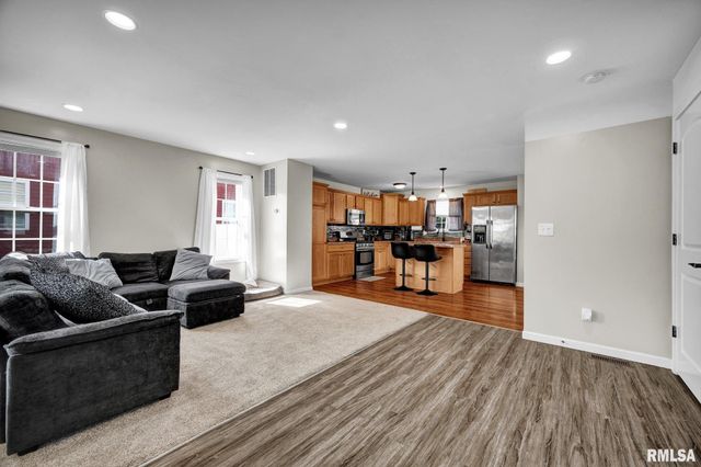 811 E BEHRENDS Avenue, Peoria, IL 61603