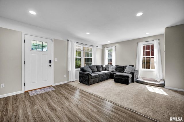 811 E BEHRENDS Avenue, Peoria, IL 61603