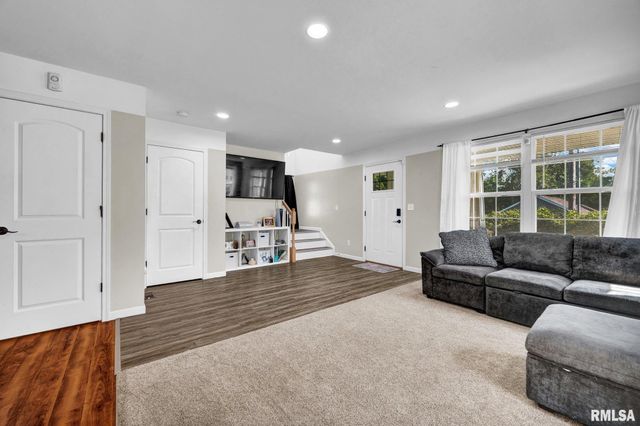 811 E BEHRENDS Avenue, Peoria, IL 61603