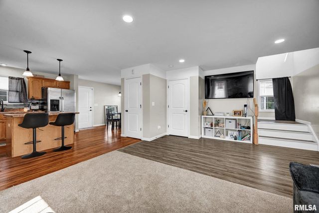 811 E BEHRENDS Avenue, Peoria, IL 61603