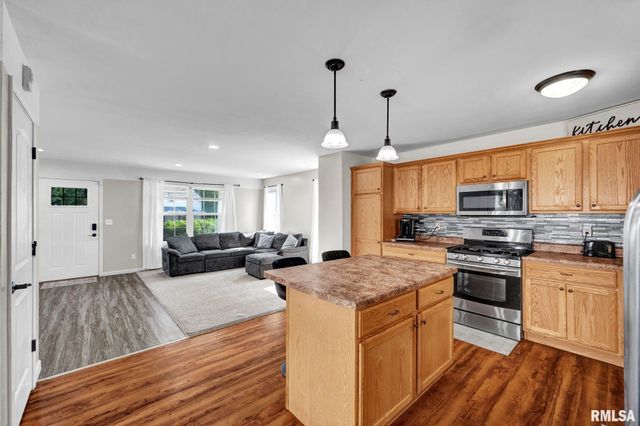 811 E BEHRENDS Avenue, Peoria, IL 61603
