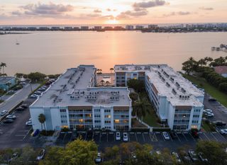 1502 S Lakeside Drive 204, Lake Worth Beach, FL 33460