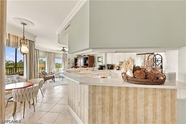 1060 Borghese LN 205, Naples, FL 34114