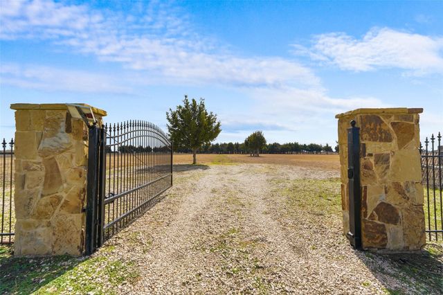 710 E Reindeer Road, Lancaster, TX 75146