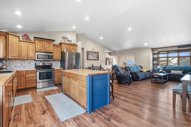2412 4th Ave. SW, Minot, ND 58701