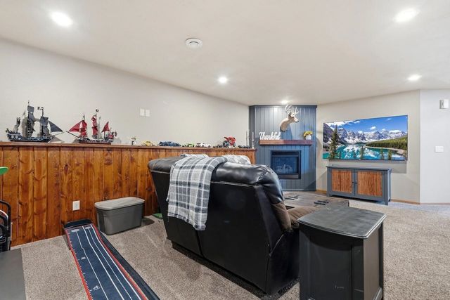 2412 4th Ave. SW, Minot, ND 58701