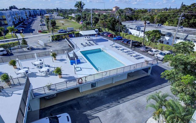 3040 Lake Shore Drive 502, Riviera Beach, FL 33404