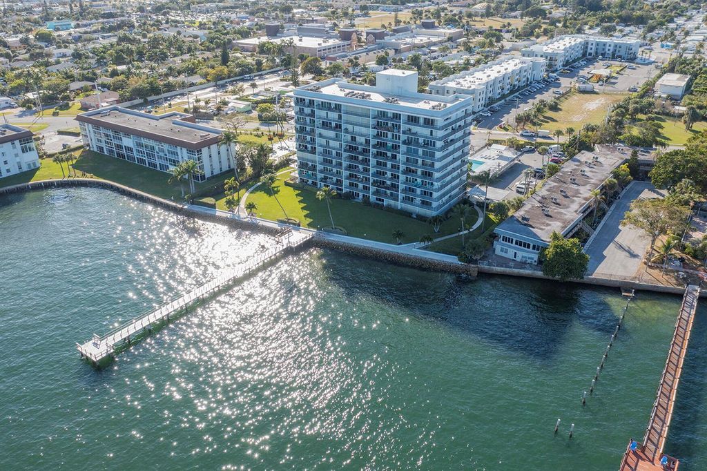 3040 Lake Shore Drive 502, Riviera Beach, FL 33404