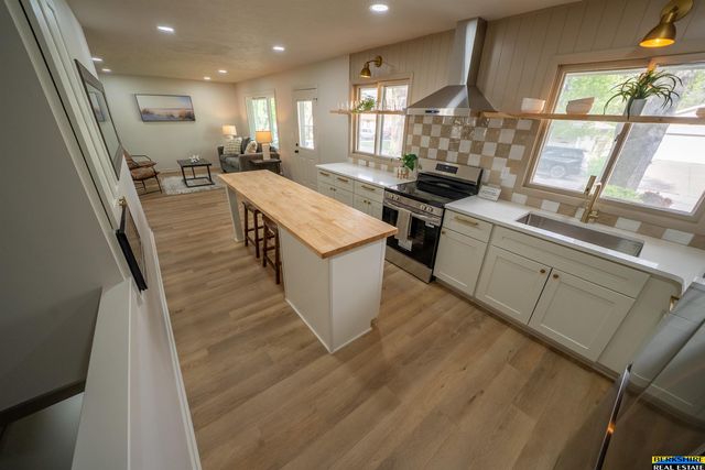 2439 S 37 Street, Lincoln, NE 68506