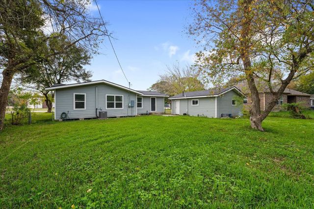 1801 W Houston Drive, La Marque, TX 77568