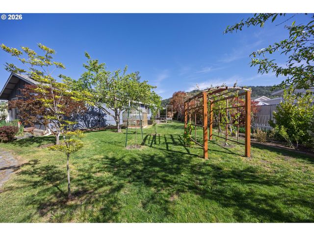 3457 W NORMANDY Ave, Roseburg, OR 97471