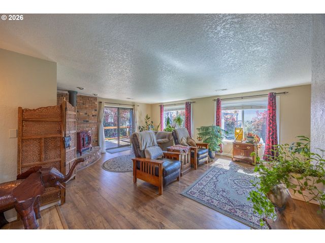 3457 W NORMANDY Ave, Roseburg, OR 97471