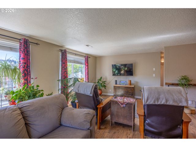 3457 W NORMANDY Ave, Roseburg, OR 97471