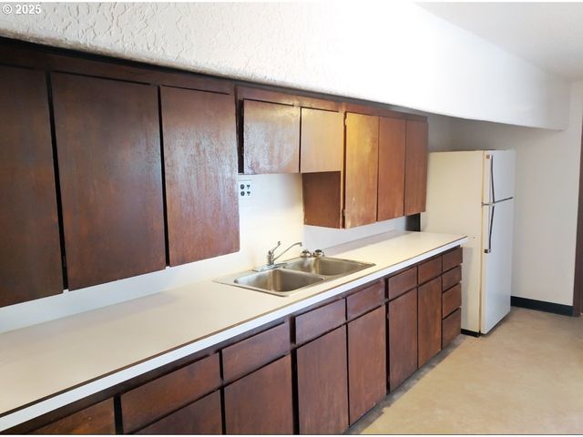 675 Se KEEL Ave, Lincoln City, OR 97367