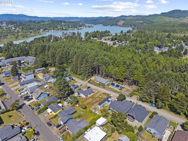 675 Se KEEL Ave, Lincoln City, OR 97367