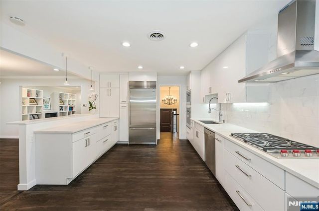 39 Hickory Street, Englewood Cliffs, NJ 07632