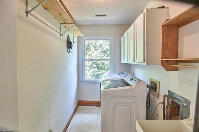 621 Lantern Ridge Drive, Winston-salem, NC 27104