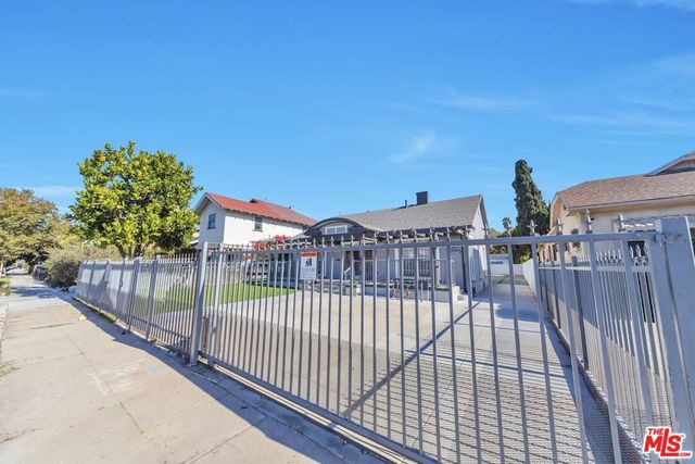 2120 3rd Avenue, Los Angeles, CA 90018
