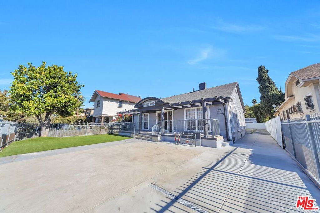 2120 3rd Avenue, Los Angeles, CA 90018