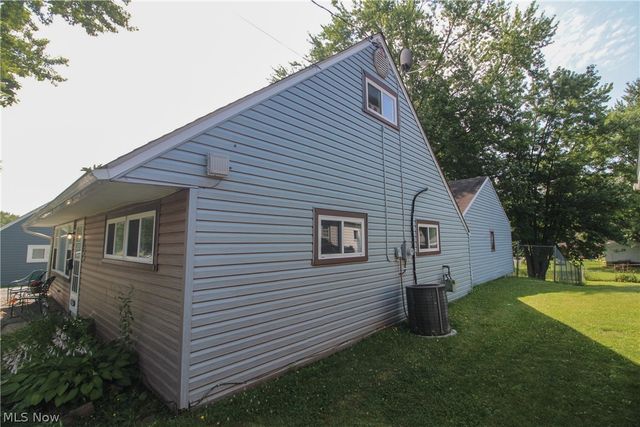 2327 Bel Aire Lane, Youngstown, OH 44514