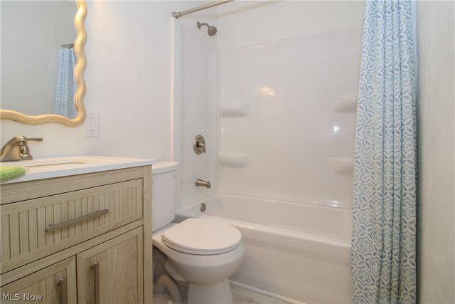 2327 Bel Aire Lane, Youngstown, OH 44514