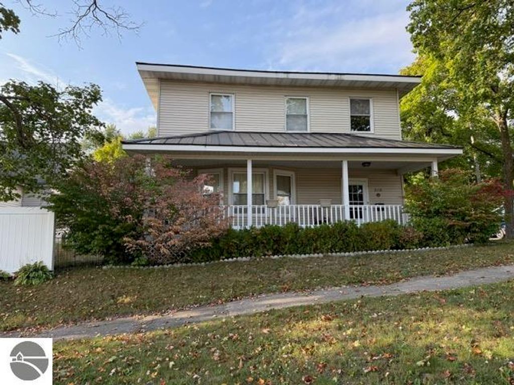 Image 1 of property listing at 319 E Nelson Street, Cadillac, MI 49601
