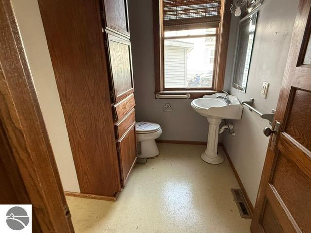 Image 12 of property listing at 319 E Nelson Street, Cadillac, MI 49601