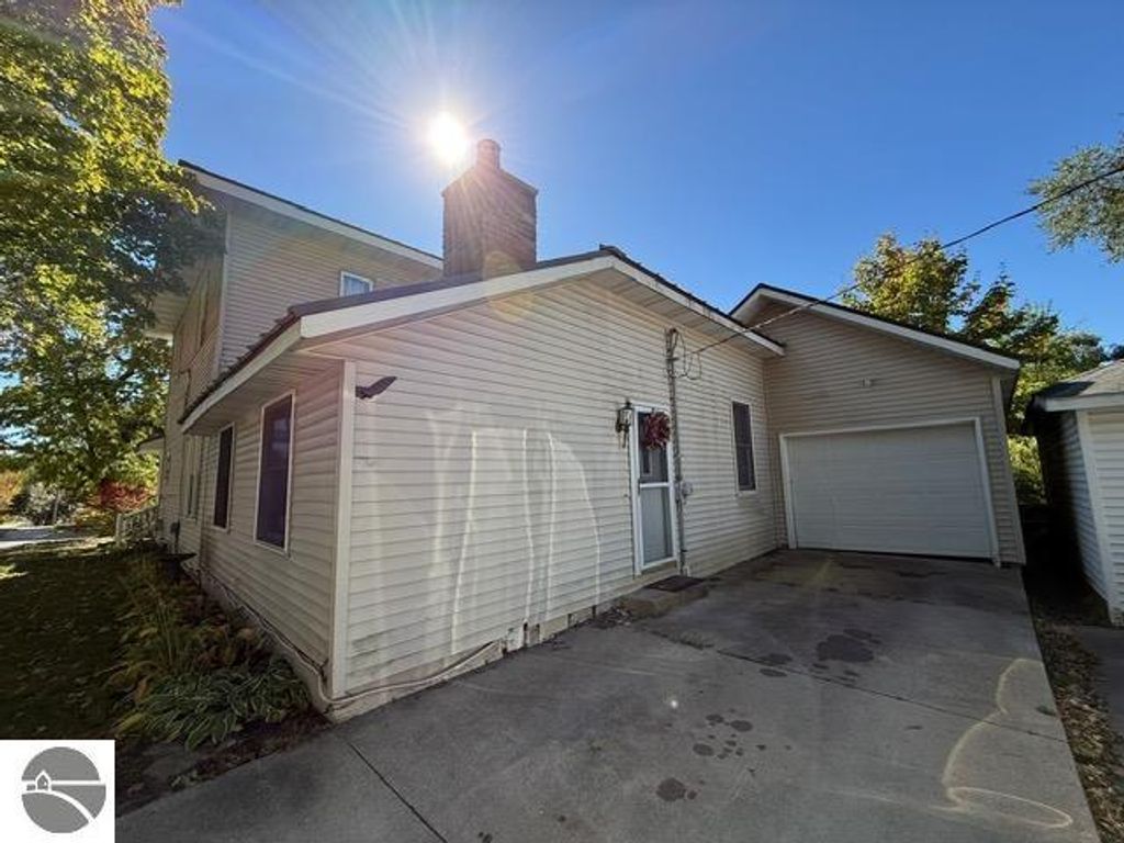 Image 2 of property listing at 319 E Nelson Street, Cadillac, MI 49601