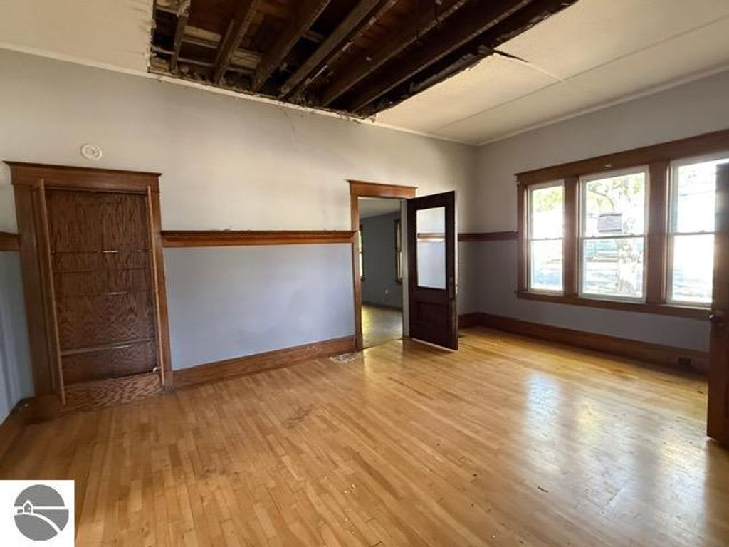 Image 3 of property listing at 319 E Nelson Street, Cadillac, MI 49601