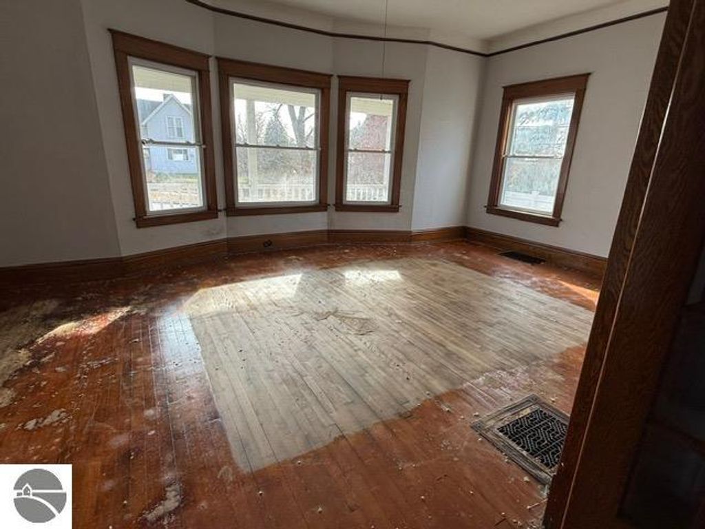 Image 9 of property listing at 319 E Nelson Street, Cadillac, MI 49601