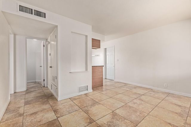 524 W Fairway Drive Unit 6, Mesa, AZ 85201