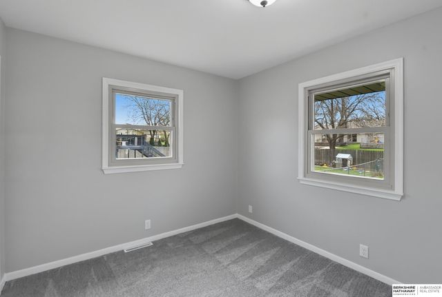 602 S Monroe Street, Papillion, NE 68046