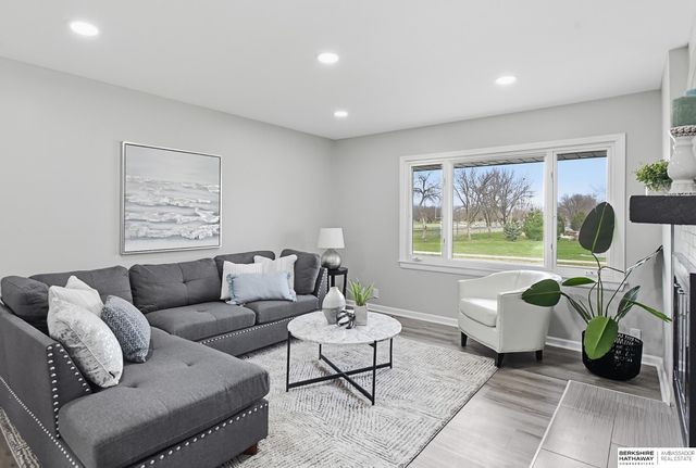 602 S Monroe Street, Papillion, NE 68046