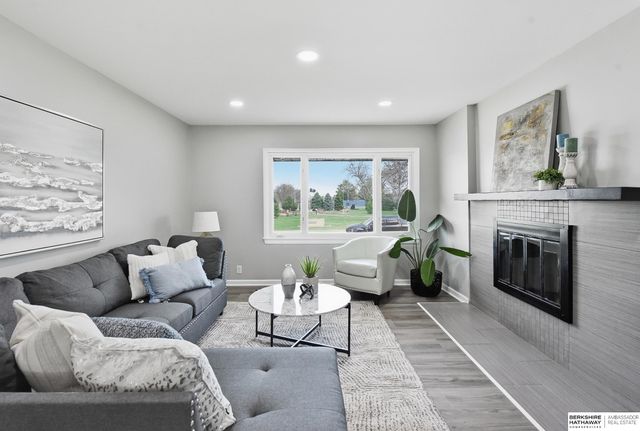 602 S Monroe Street, Papillion, NE 68046