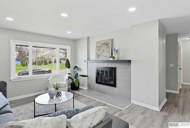 602 S Monroe Street, Papillion, NE 68046