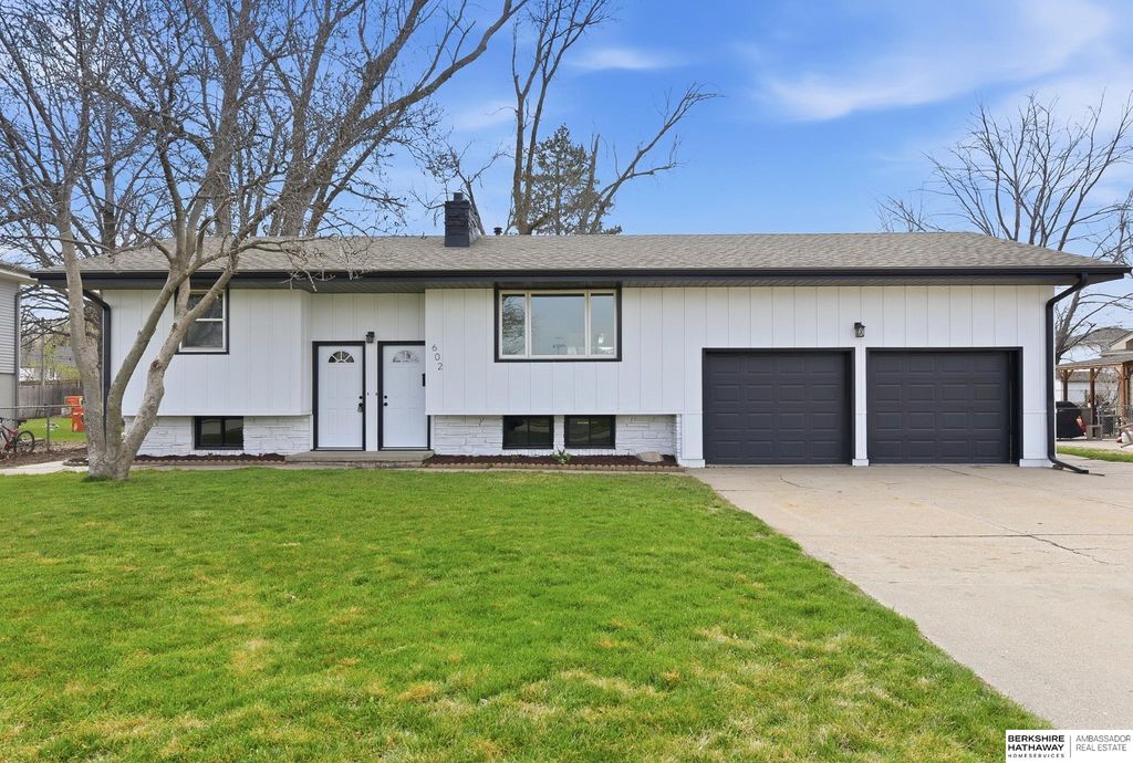 602 S Monroe Street, Papillion, NE 68046