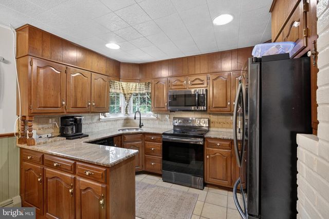 8 MARIGOLD CIR, Levittown, PA 19054