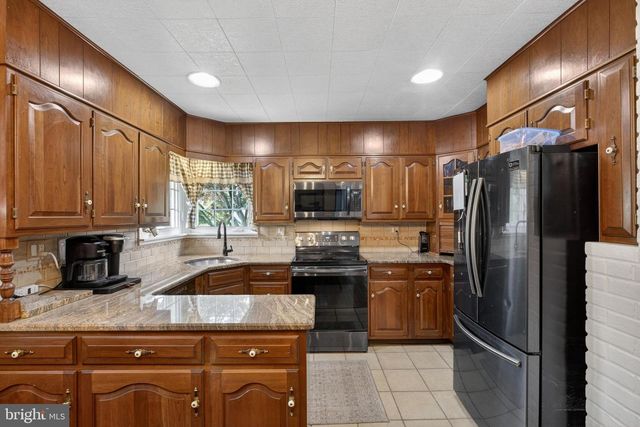 8 MARIGOLD CIR, Levittown, PA 19054