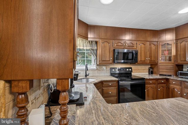 8 MARIGOLD CIR, Levittown, PA 19054