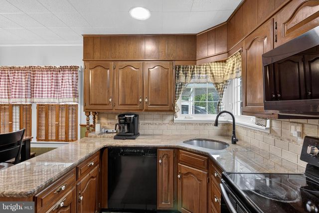 8 MARIGOLD CIR, Levittown, PA 19054